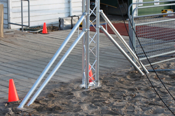 out rigger arm for portable truss finish line system